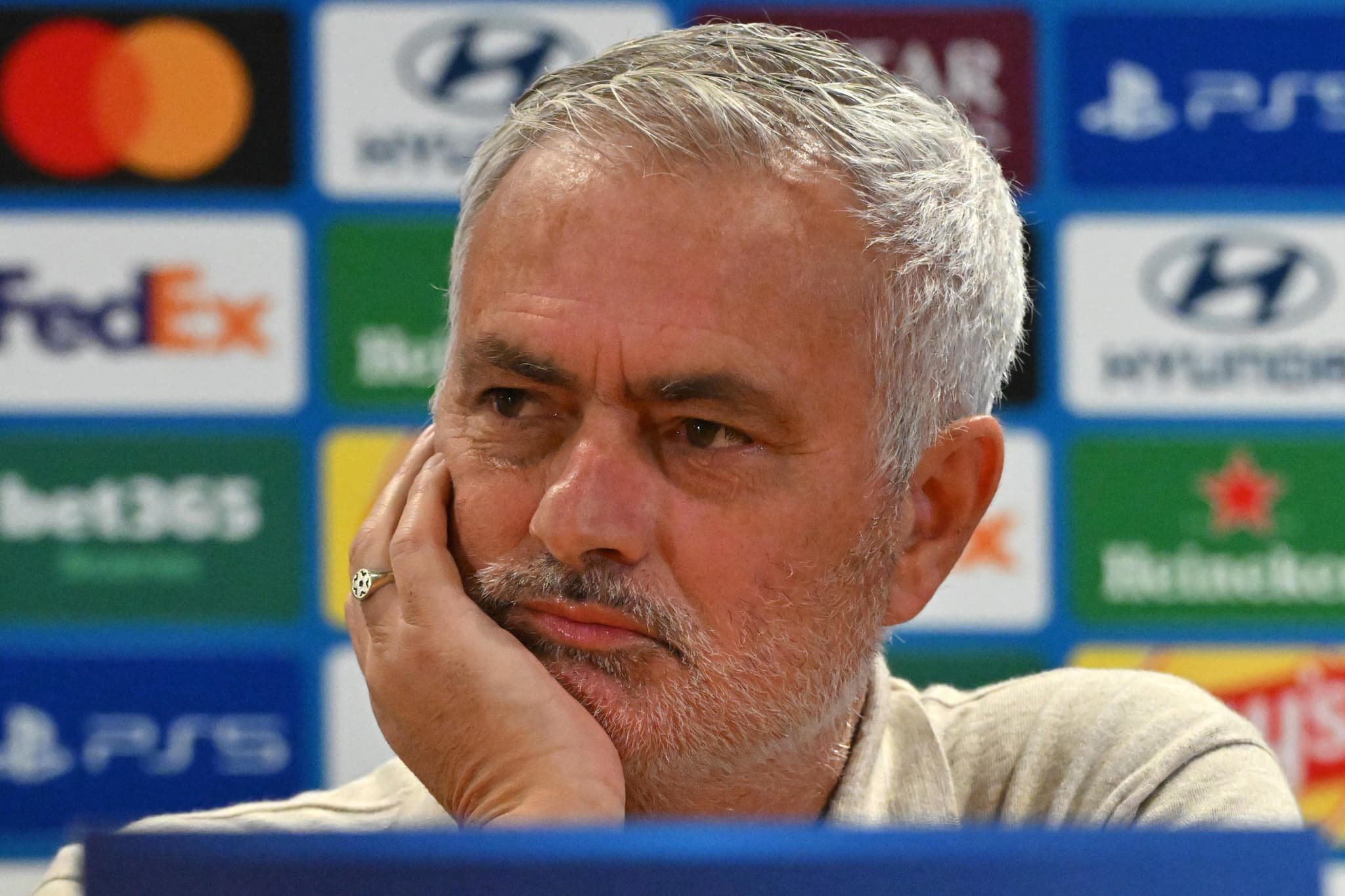 Mourinho, general hacia arriba y padre hacia abajo
