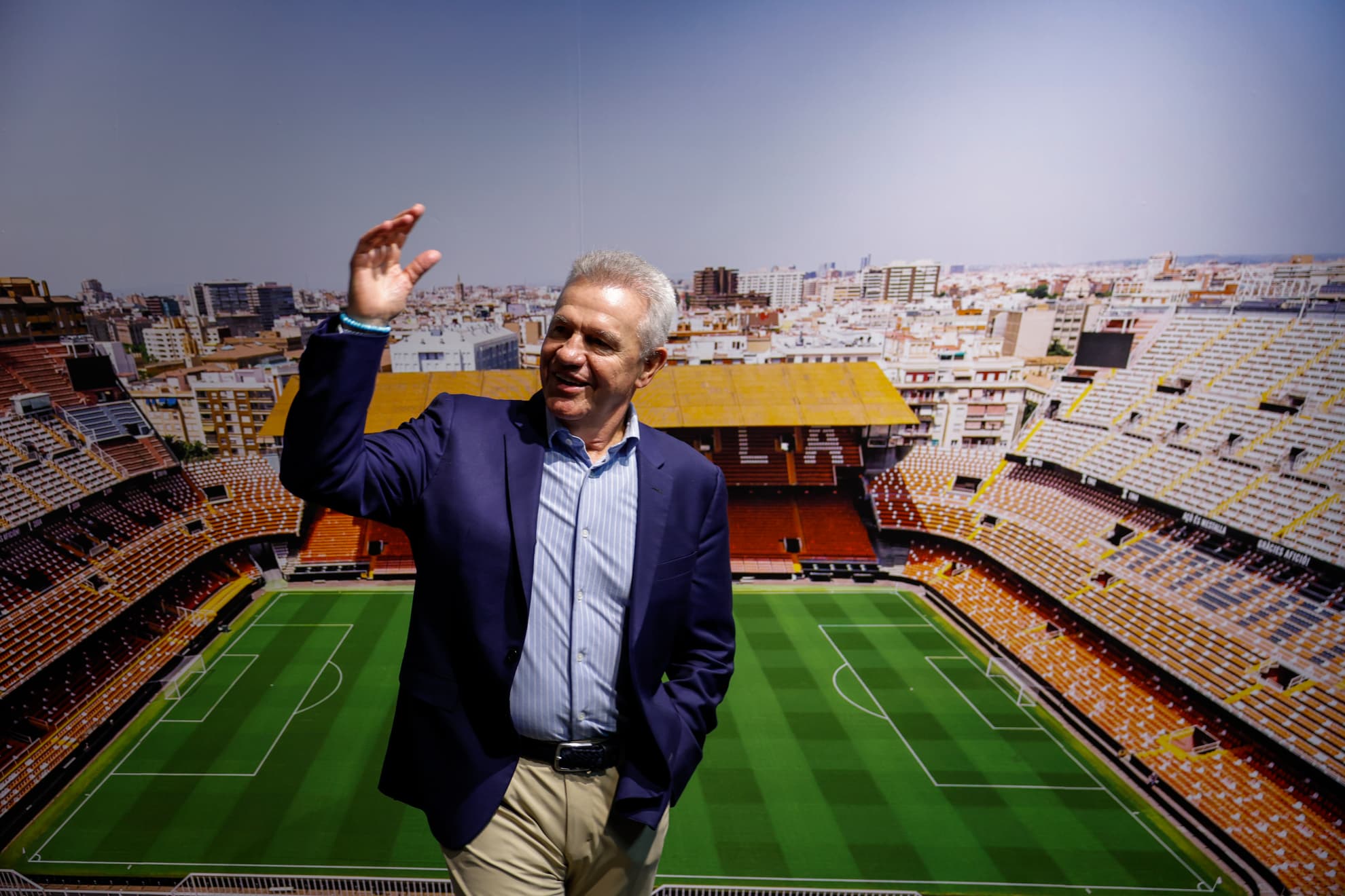 Javier Aguirre rompe con 103 años de tradición en Mestalla