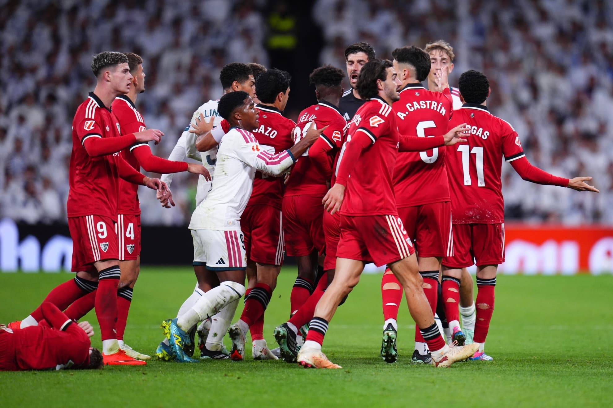 El Sevilla pide roja a Güler