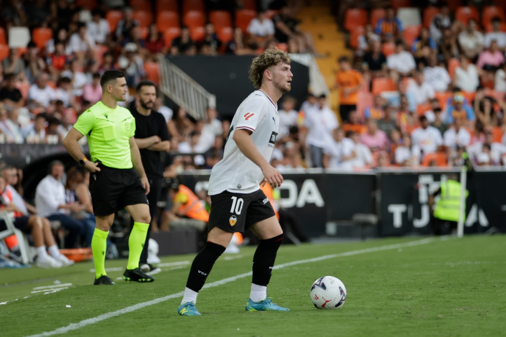 El Liverpool chequea la cesión de Elliott en Valencia