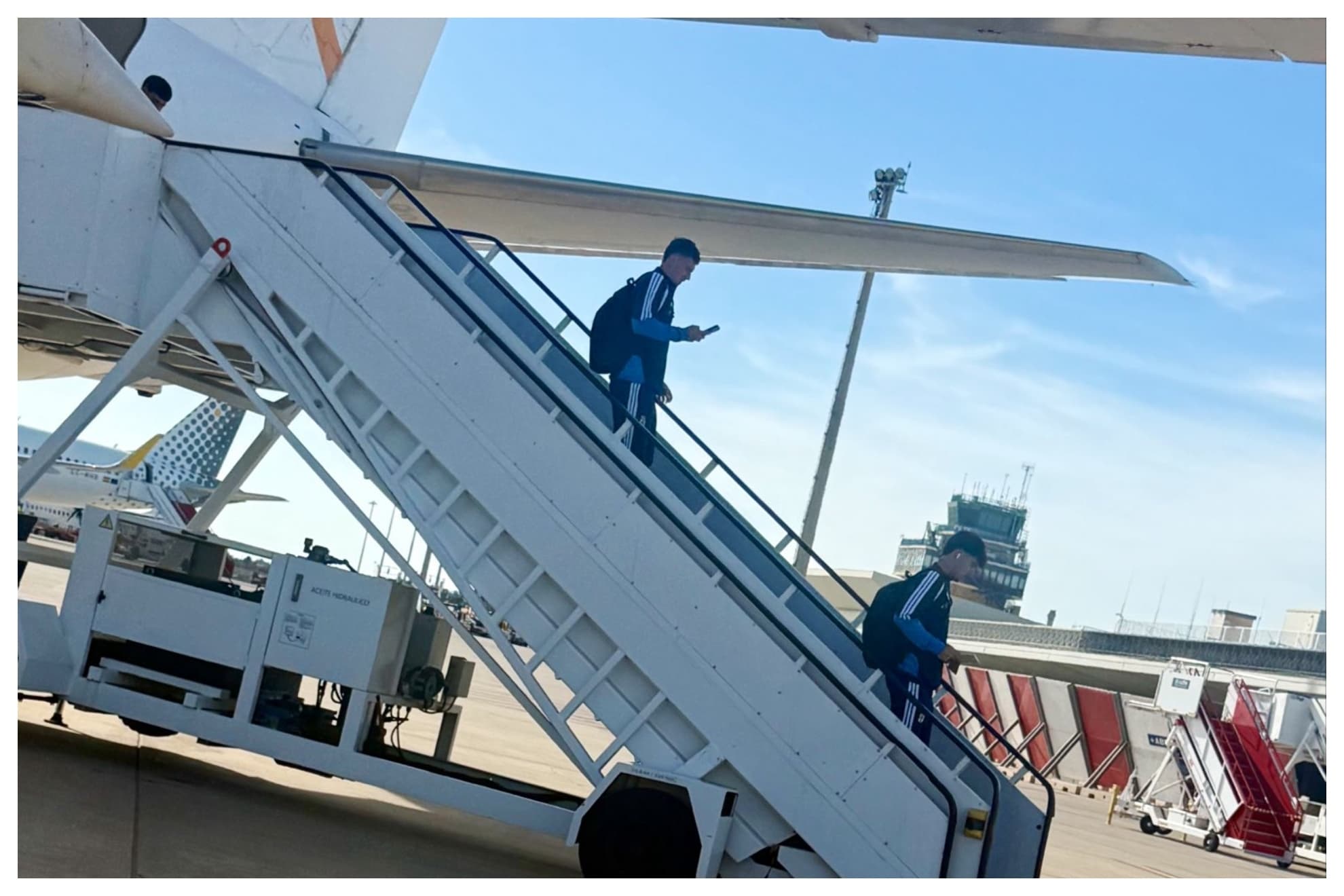 El caótico viaje del Oviedo a Almería: ¡aterriza apenas cinco horas antes del partido!
