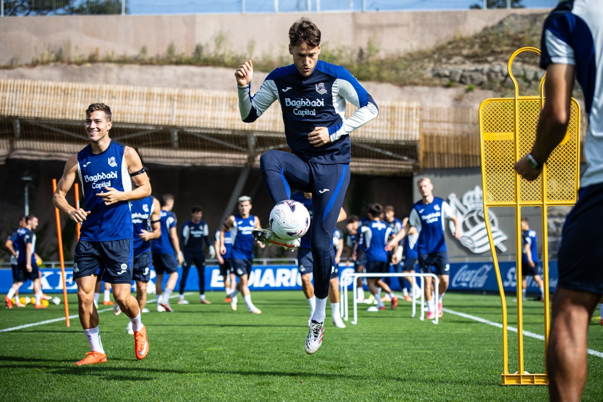 Álex Remiro negocia como titular
