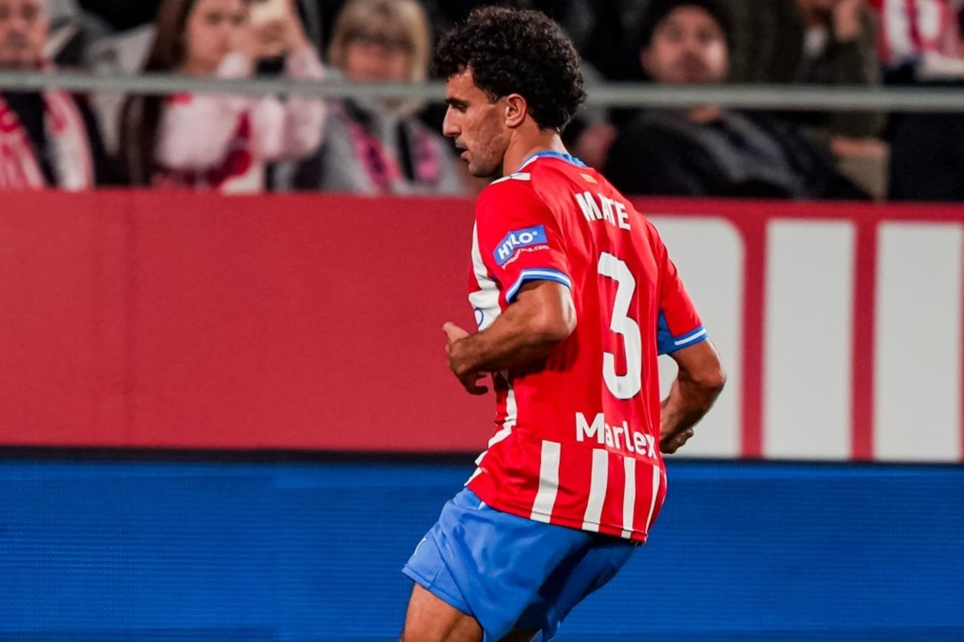 Mate se apodera del lateral derecho