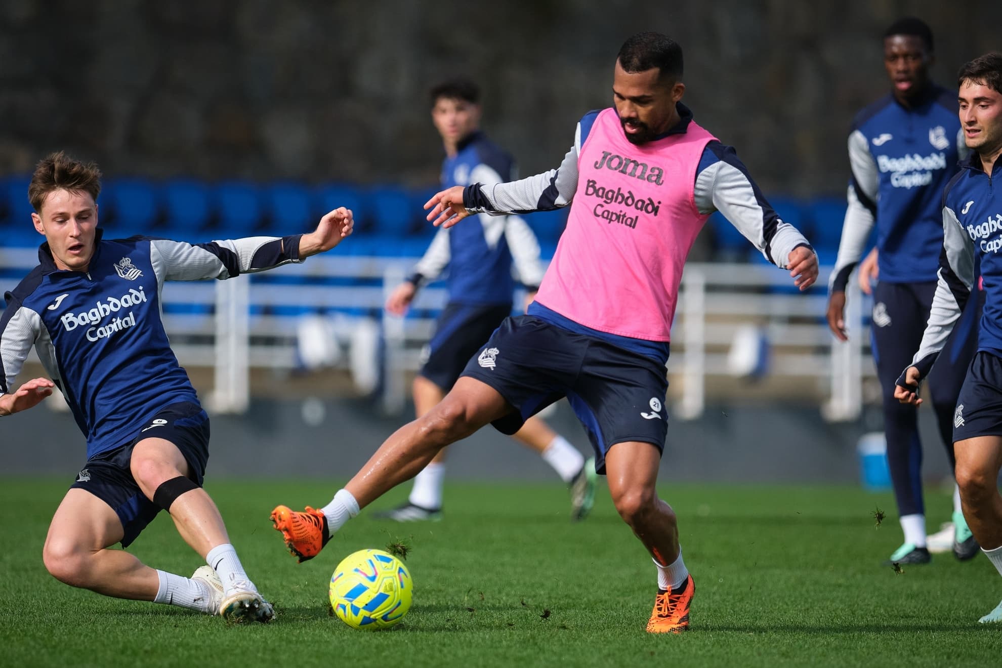 La Real se acerca al derbi sin bajas