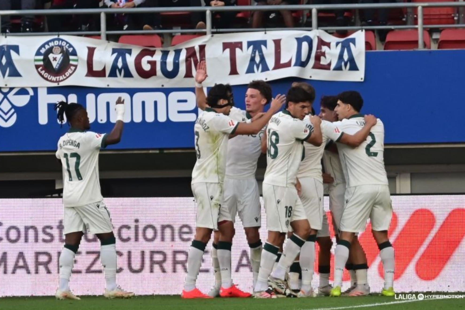 Se cae un aficionado del Almería de la grada al celebrar el 0-1 en Ipurua