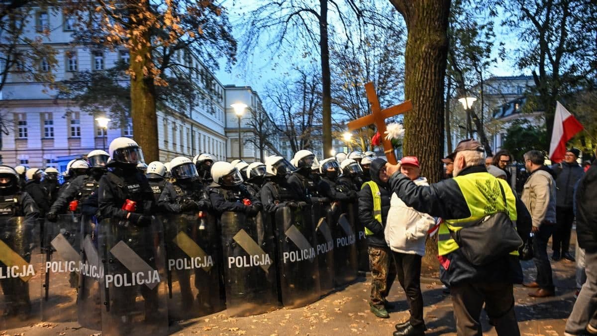 La crisis institucional en Polonia por la suspensión del presidente del Constitucional abre una fractura política y desata protestas
