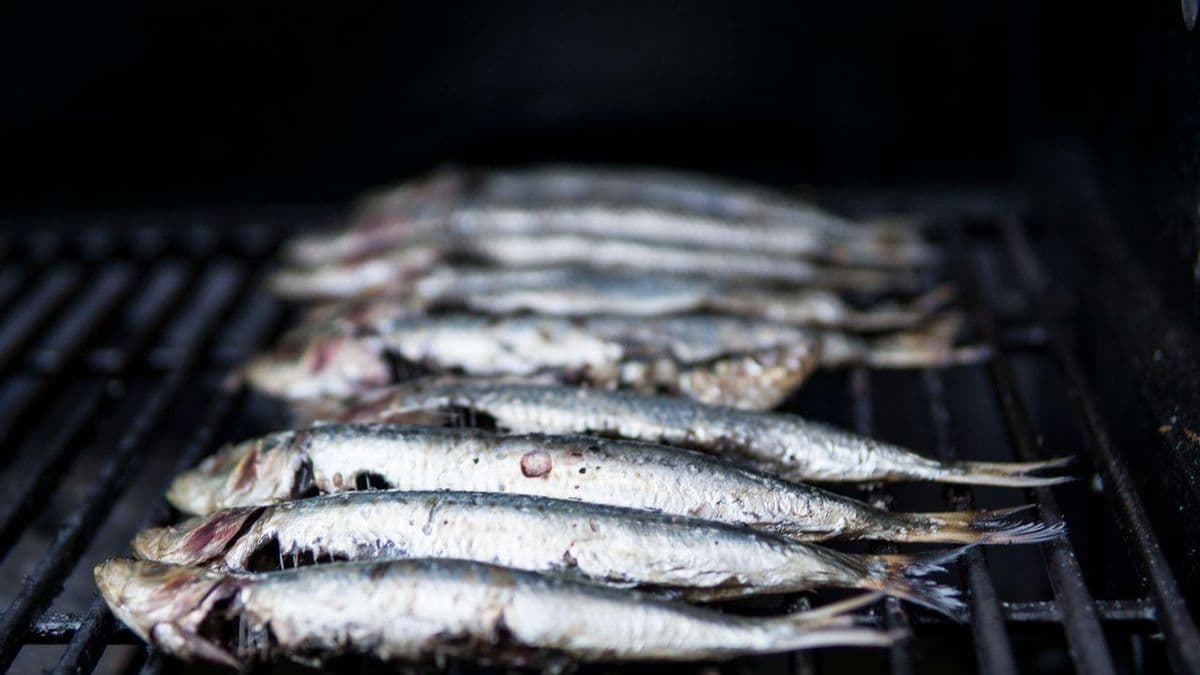 De la limpieza previa a los remedios más básicos: cómo cocinar sardinas sin que se quede el olor en toda la casa
