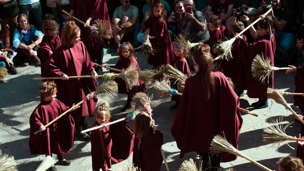 A una hora de Barcelona: la villa que se convierte en un escenario al aire libre con una feria de brujas este 31 de octubre