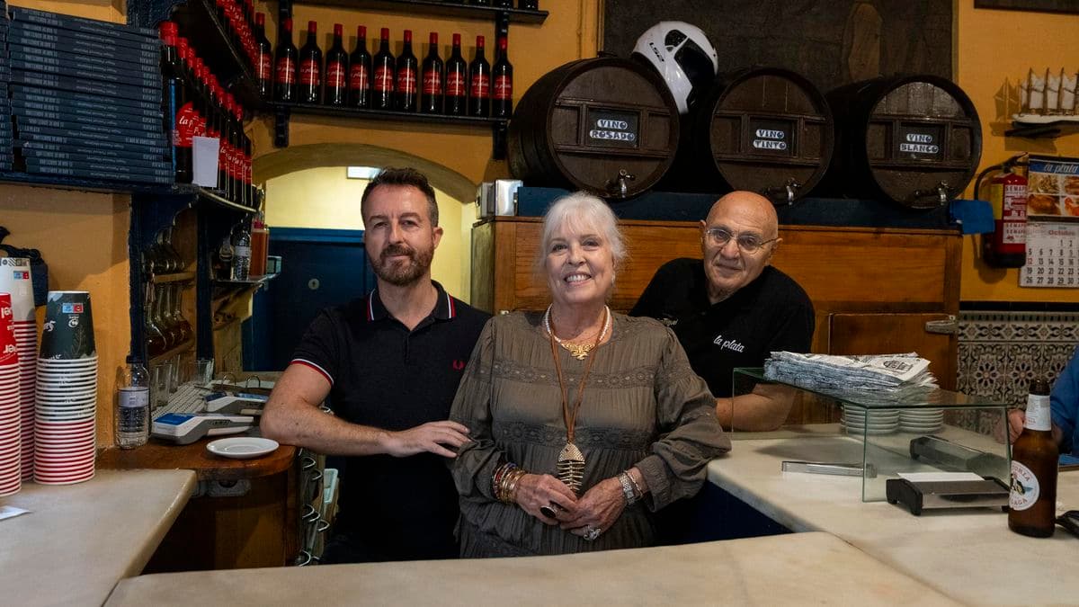 El secreto de La Plata, el histórico bar que resiste en la Barcelona turística a base de pescado frito y tomate