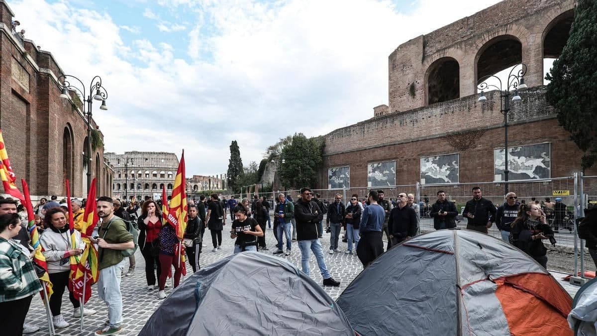 Huelgas y una acampada frente al Coliseo: miles de personas protestan en Italia contra los precios y el Gobierno de Meloni