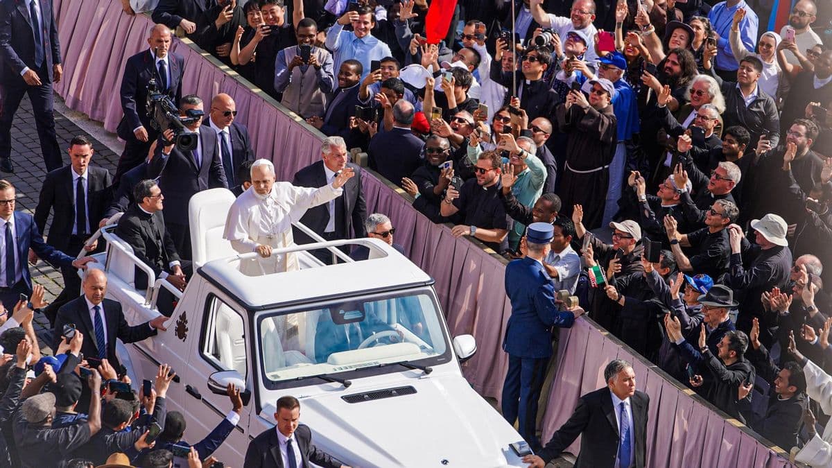 El papamóvil cumple un siglo: de una limusina con el asiento tapizado de seda a un vehículo blindado contra cualquier amenaza