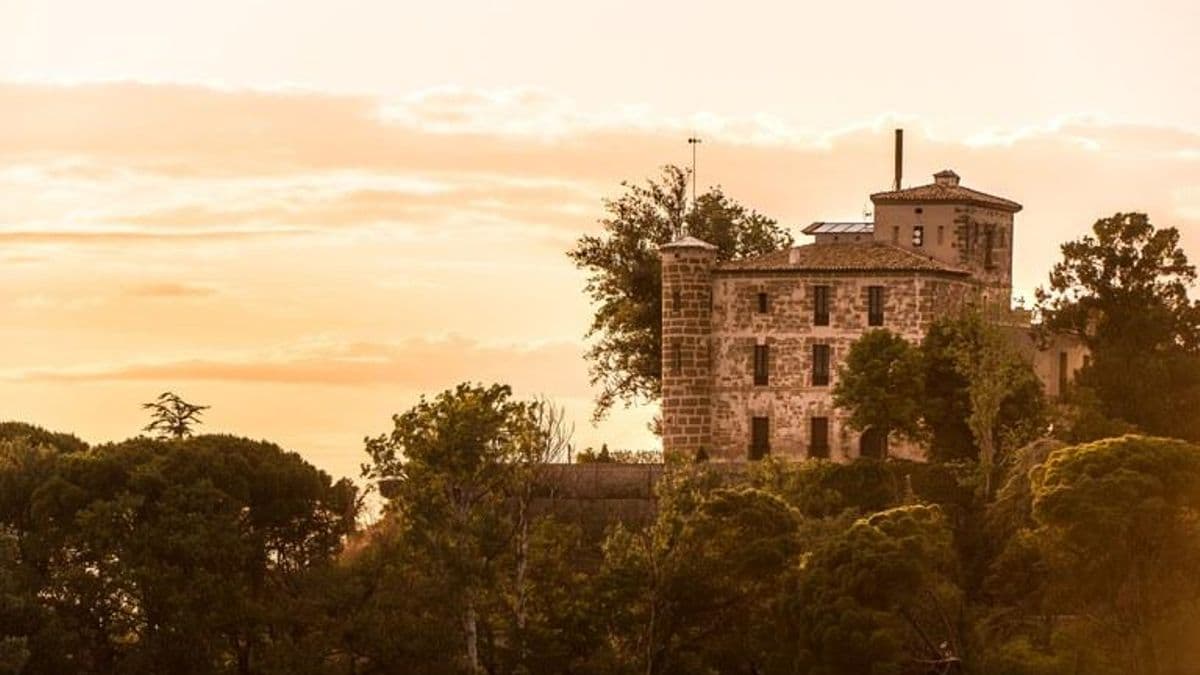 El pequeño pueblo de Catalunya con un castillo de origen musulmán y varios edificios modernistas