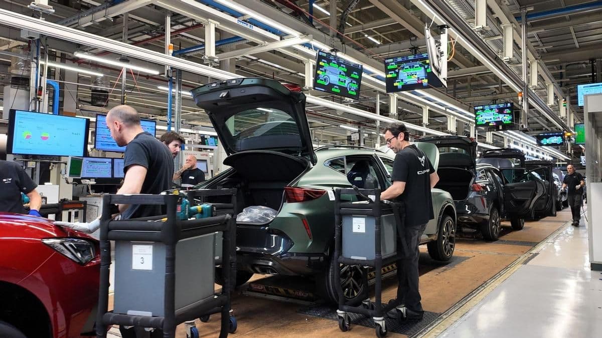 Seat vuelve a parar la producción de eléctricos por falta de baterías mientras busca recortar los costes