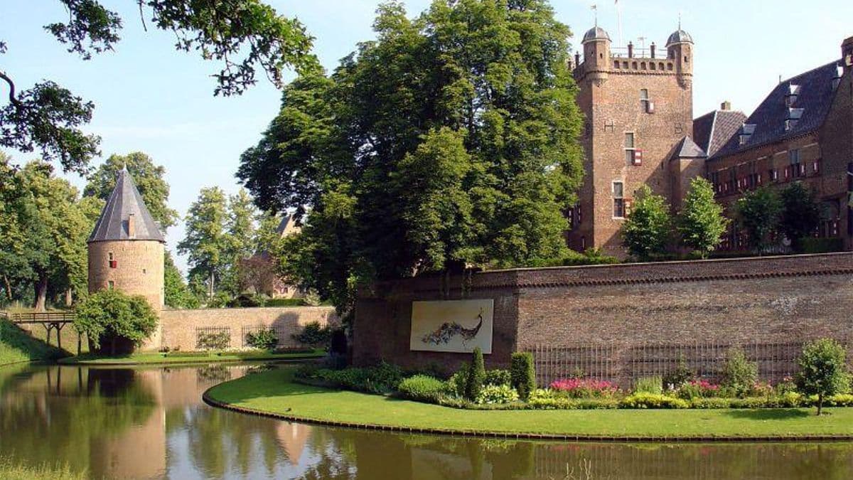 Rodeado de un enorme foso, este castillo medieval sorprende por sus obras de arte, sus jardines o sus armaduras