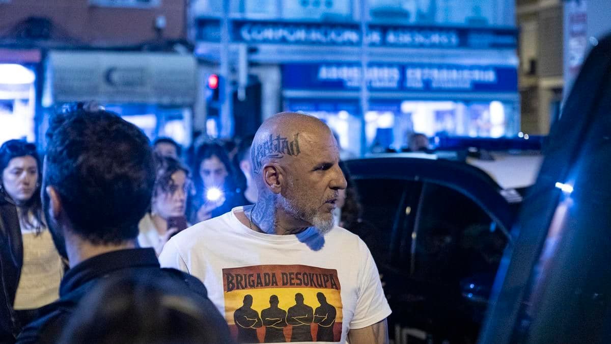 Un centenar de personas hace frente a una empresa de desokupación que amenaza con desalojar a tres familias en Usera